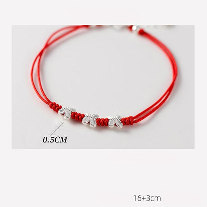 Produktansicht des roten Textilarmbands mit 925er Silber-Schmetterlingen und Längenangabe (16 cm plus 3 cm Verlängerungskette).