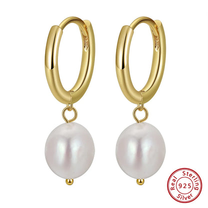 Freigestelltes Produktfoto: Vergoldete 925er Sterling Silber Creolen (Mini-Hoops) mit abnehmbarer, runder Süßwasserperle. Hinweis auf 'Real 925 Sterling Silver' unten rechts.