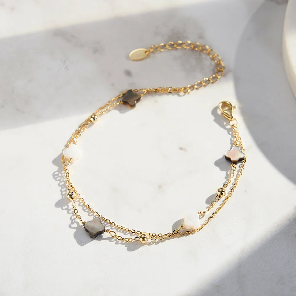 Doppeltes Gliederarmband aus 14K Gold vergoldetem 925er Sterling Silber mit Kleeblättern.