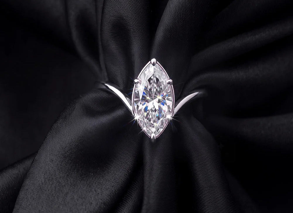 Funkelnder Marquise-Schliff Solitärring aus 925 Sterling Silber edel präsentiert auf schwarzem Stoff