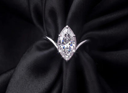 Funkelnder Marquise-Schliff Solitärring aus 925 Sterling Silber edel präsentiert auf schwarzem Stoff