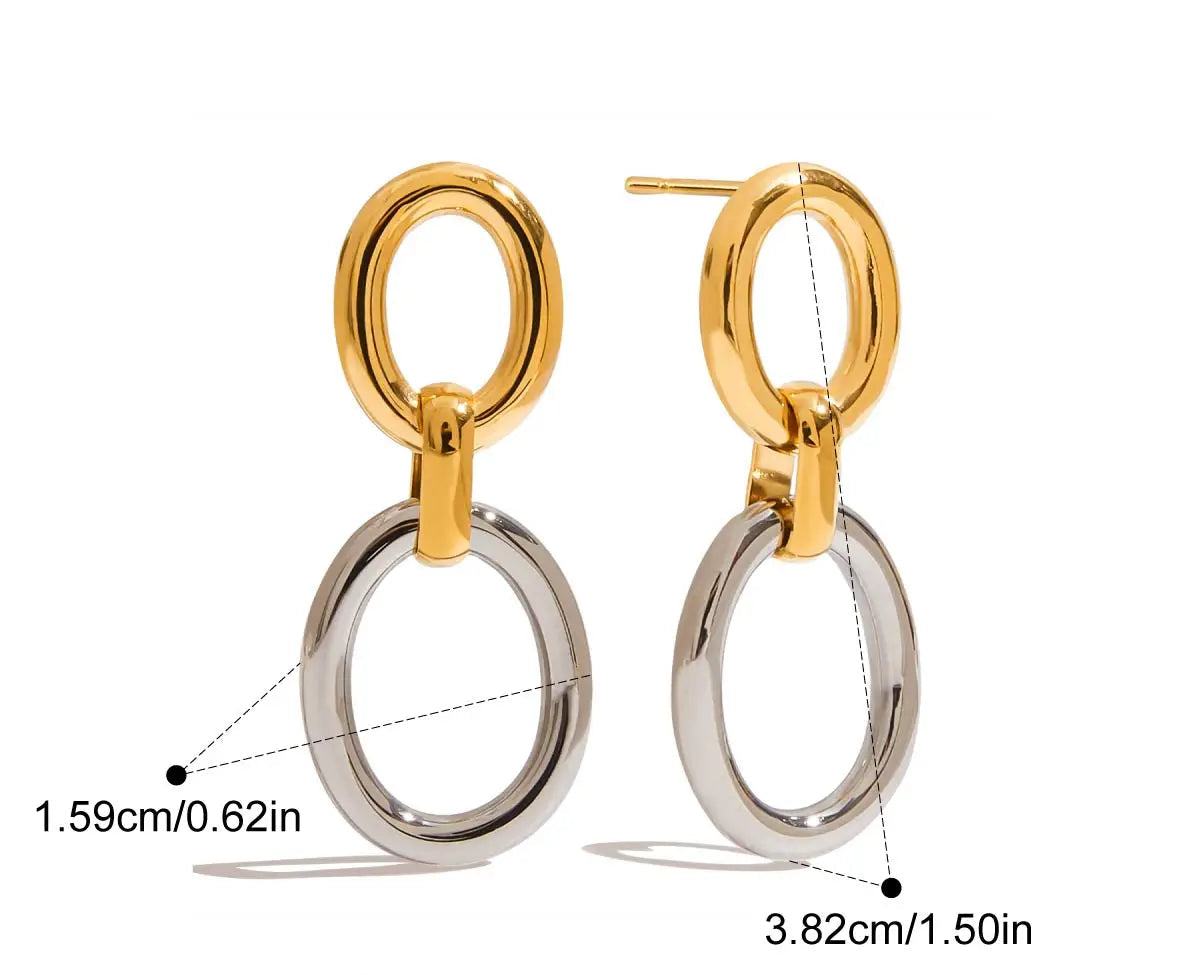 Eine grafische Darstellung von zwei Ohrringen, die aus einem goldenen oberen Ring und einem baumelnden silbernen unteren Ring bestehen, mit den Maßen 1,6 cm und 3,8 cm.