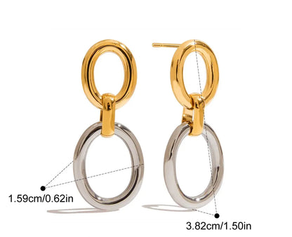 Eine grafische Darstellung von zwei Ohrringen, die aus einem goldenen oberen Ring und einem baumelnden silbernen unteren Ring bestehen, mit den Maßen 1,6 cm und 3,8 cm.