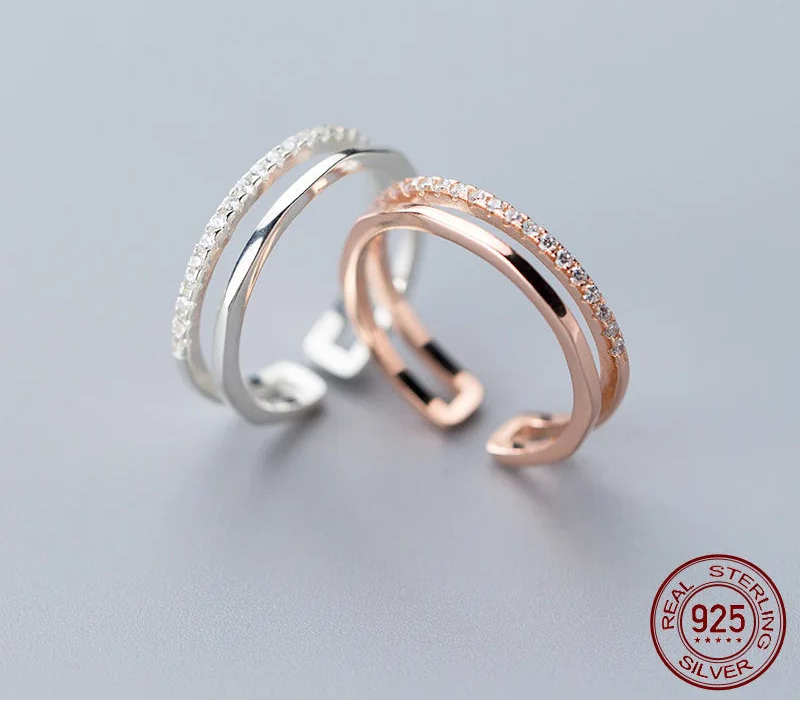 Verstellbarer zweireihiger Damenring aus 925 Sterling Silber und 18K Roségold-Vergoldung mit besetzter Zirkonia-Schiene im Vergleich.