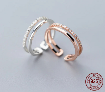Verstellbarer zweireihiger Damenring aus 925 Sterling Silber und 18K Roségold-Vergoldung mit besetzter Zirkonia-Schiene im Vergleich.