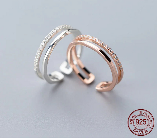 Verstellbarer zweireihiger Damenring aus 925 Sterling Silber und 18K Roségold-Vergoldung mit besetzter Zirkonia-Schiene im Vergleich.