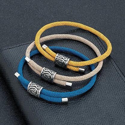Paar trägt das Vika-Armband - stilvolles Geschenk für skandinavischen Chic