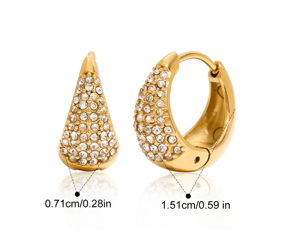 Paar kegelförmige Creolen aus 18K vergoldetem Edelstahl mit Zirkonia-Steinen, mit Maßen von 0,71 cm x 1,51 cm.