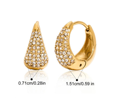 Paar kegelförmige Creolen aus 18K vergoldetem Edelstahl mit Zirkonia-Steinen, mit Maßen von 0,71 cm x 1,51 cm.