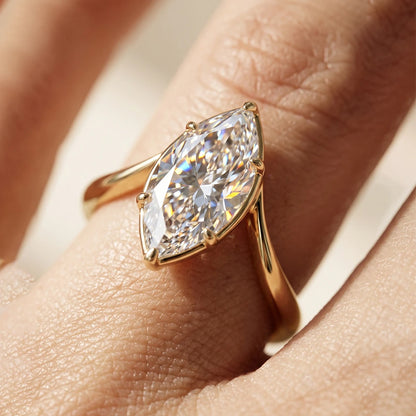 Eleganter Solitär-Damenring mit großem Zirkonia im Marquise-Schliff (Navette) und sanft geschwungener 14K vergoldeter Ringschiene am Finger