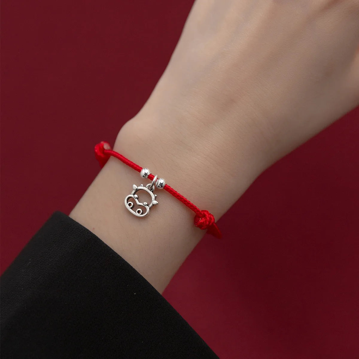 Armband Zoe Seitenansicht mit rotem Akzent und Tiermuster-Detail