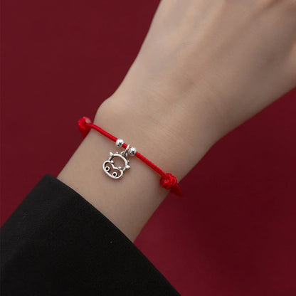 Armband Zoe Seitenansicht mit rotem Akzent und Tiermuster-Detail