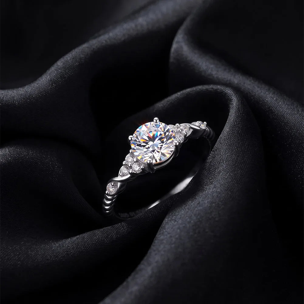 Funkelnder Zirkonia-Solitärring aus 925 Sterling Silber mit kordelter Ringschiene edel inszeniert auf schwarzem Stoff