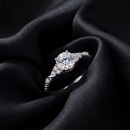 Funkelnder Zirkonia-Solitärring aus 925 Sterling Silber mit kordelter Ringschiene edel inszeniert auf schwarzem Stoff