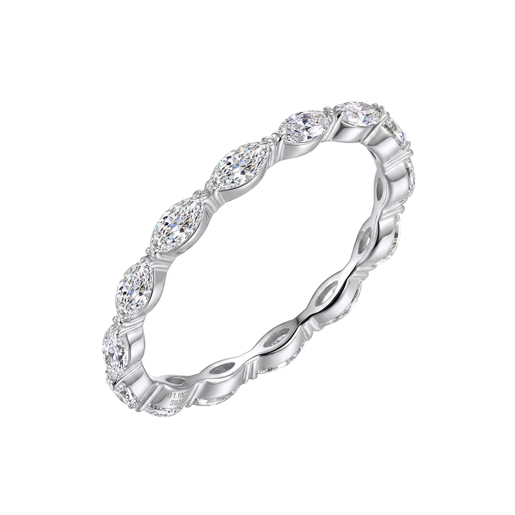 Freigestellter Damenring aus glänzendem 925 Sterling Silber mit durchgehendem Besatz aus Marquise-Zirkoniasteinen.