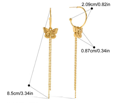 Produktgrafik der Schmetterling-Ohrringe mit Maßen: Gesamtlänge 8,5 cm, Creolen-Durchmesser 2,09 cm, Breite des Schmetterlings 0,87 cm. Gewicht 5,2g, Material: Edelstahl, wasserfest und hypoallergen.