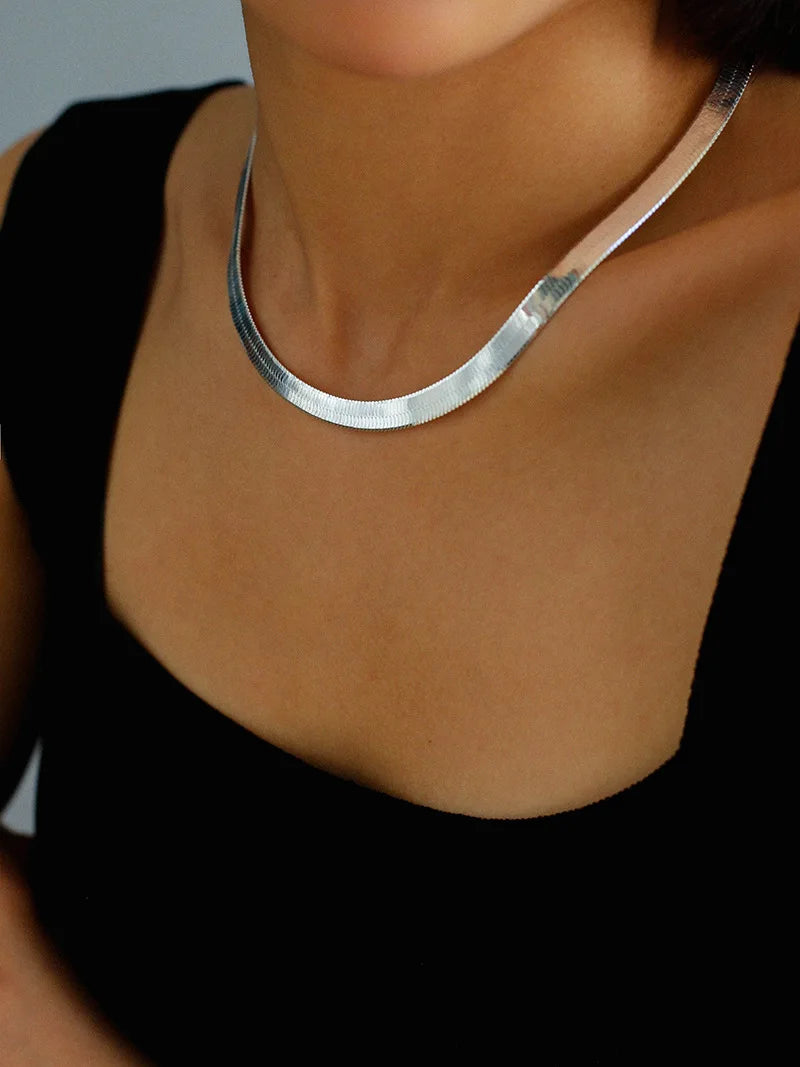 Schlanke Schlangenkette in Silber getragen | Eleganter Halsschmuck im 90er-Jahre-Stil | minimalistische Halskette