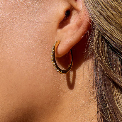 Goldschimmernde Creolen mit Zirkoniasteinen getragen | PVD 18K vergoldete Edelstahl-Hoops für Damen