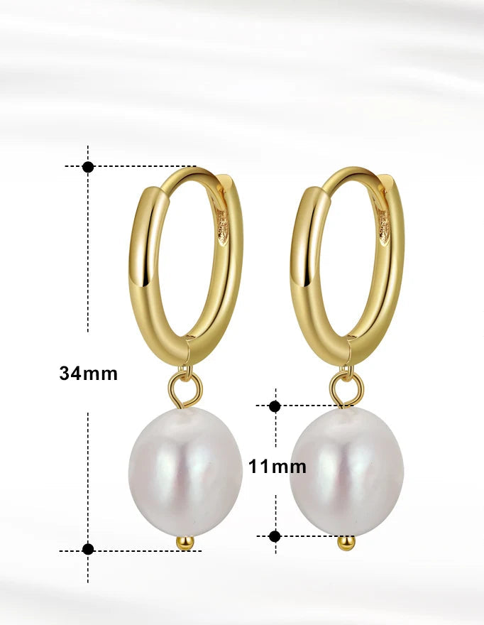 Detailansicht: Vergoldete 925er Silber Creolen mit hängender 11mm Barock-Süßwasserperle (Gesamtlänge 34mm).