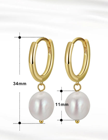 Detailansicht: Vergoldete 925er Silber Creolen mit hängender 11mm Barock-Süßwasserperle (Gesamtlänge 34mm).