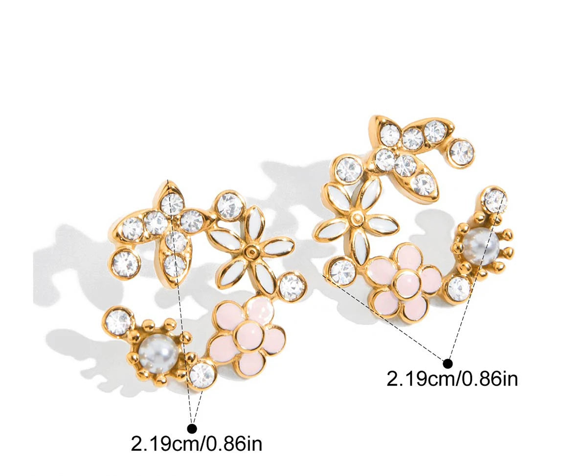 Paar goldene Blumen-Ohrringe, PVD 18K vergoldeter Edelstahl, auf hellem Hintergrund | floraler Schmuck