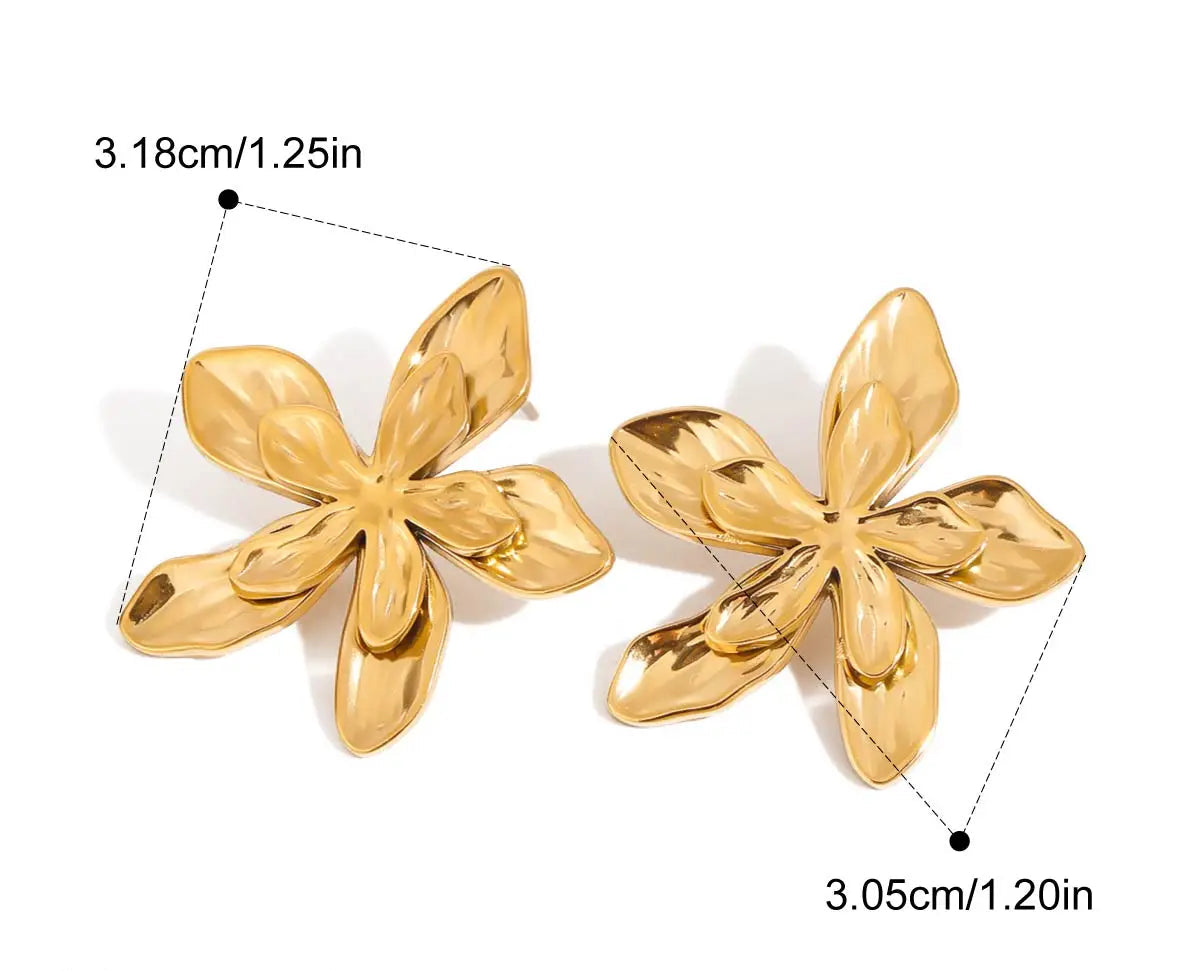 Technische Maße von zwei goldenen Blumen-Ohrringen aus PVD 18K vergoldetem Edelstahl | Details