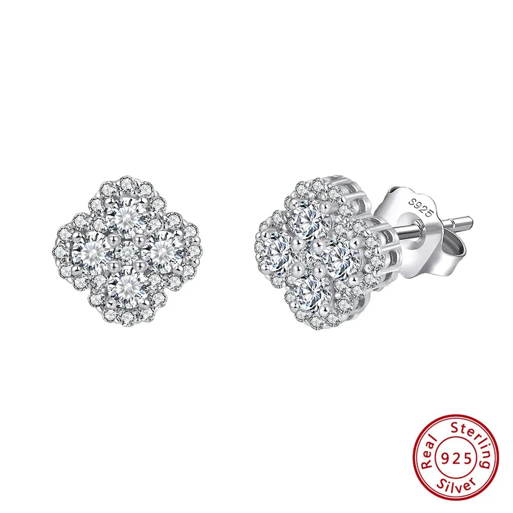 Freisteller eines Paares silberfarbener Kleeblatt-Ohrstecker aus reinem 925er Sterling Silber, dicht besetzt mit funkelnden Zirkonia-Steinen. Unten rechts ist das 'Real 925 Sterling Silver' Siegel erkennbar.