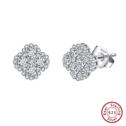Freisteller eines Paares silberfarbener Kleeblatt-Ohrstecker aus reinem 925er Sterling Silber, dicht besetzt mit funkelnden Zirkonia-Steinen. Unten rechts ist das 'Real 925 Sterling Silver' Siegel erkennbar.