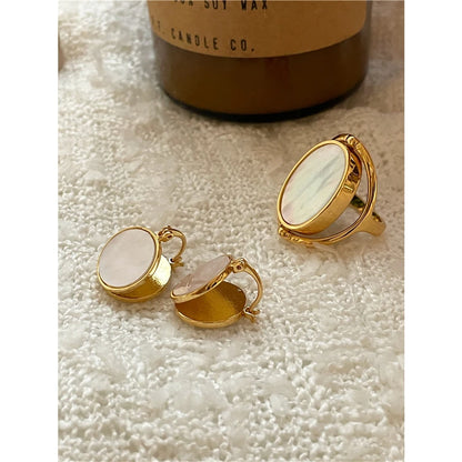 Eleganter Statement-Ring und passende Ohrhänger aus 18K vergoldetem Messing mit runden weißen Perlmutt-Inlays.