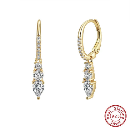 Freigestellter goldener Ohrring aus 14K vergoldetem 925er Sterling Silber, der drei gestufte, tropfenförmige Zirkonia-Steine als Anhänger und einen Zirkonia-besetzten Kreolenbügel zeigt. Das 'Real 925 Sterling Silver' Siegel ist unten rechts erkennbar.