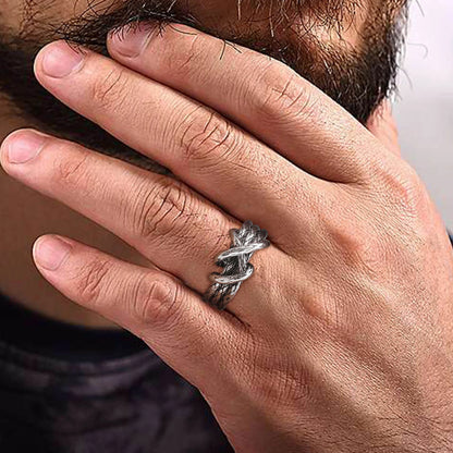 Nahaufnahme eines Mannes mit Tattoos, der den offenen Edelstahl-Ring mit Knoten-Design trägt.