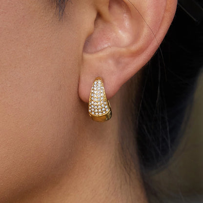 Kegelförmige Creolen aus 18K vergoldetem Edelstahl mit Zirkonia-Steinen, getragen an einem Ohr.