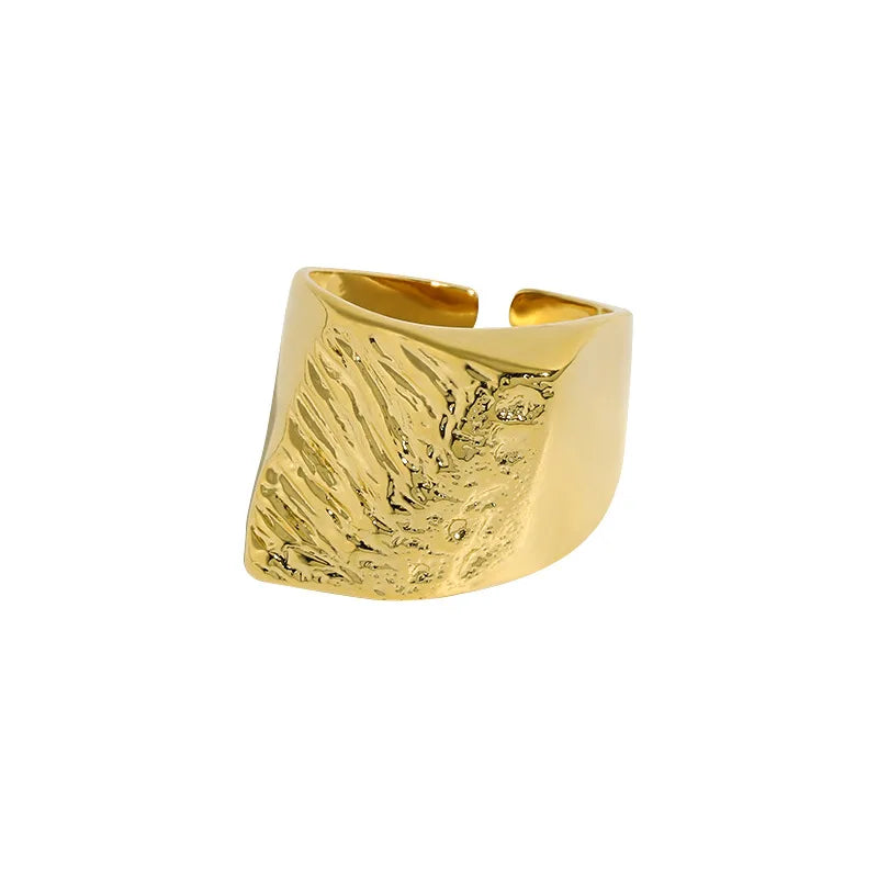 Goldfarbener Ring aus Messing mit 18k Vergoldung, strukturierte Oberfläche, moderner Statement-Schmuck