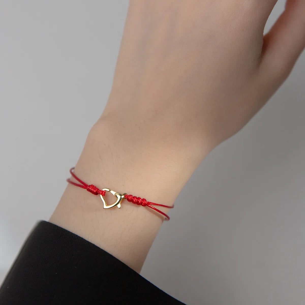 Junge Frau trägt das elegante Armband Mona aus 925 Silber am Handgelenk" "Armband Mona 925 Silber - getragen von junger Dame