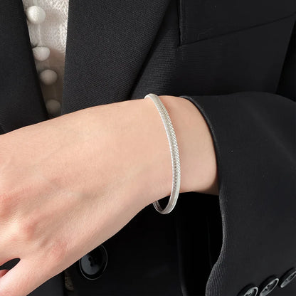 Nahaufnahme der feinen Glieder des Sterling Silber Armbands Kate
