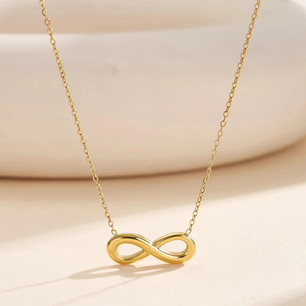 „Filigrane Infinity-Halskette aus goldfarbenem Edelstahl mit PVD-Vergoldung, elegantes Unendlichkeitssymbol an einer feinen Gliederkette.“