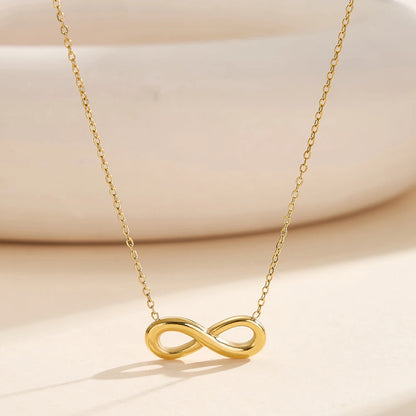 „Filigrane Infinity-Halskette aus goldfarbenem Edelstahl mit PVD-Vergoldung, elegantes Unendlichkeitssymbol an einer feinen Gliederkette.“
