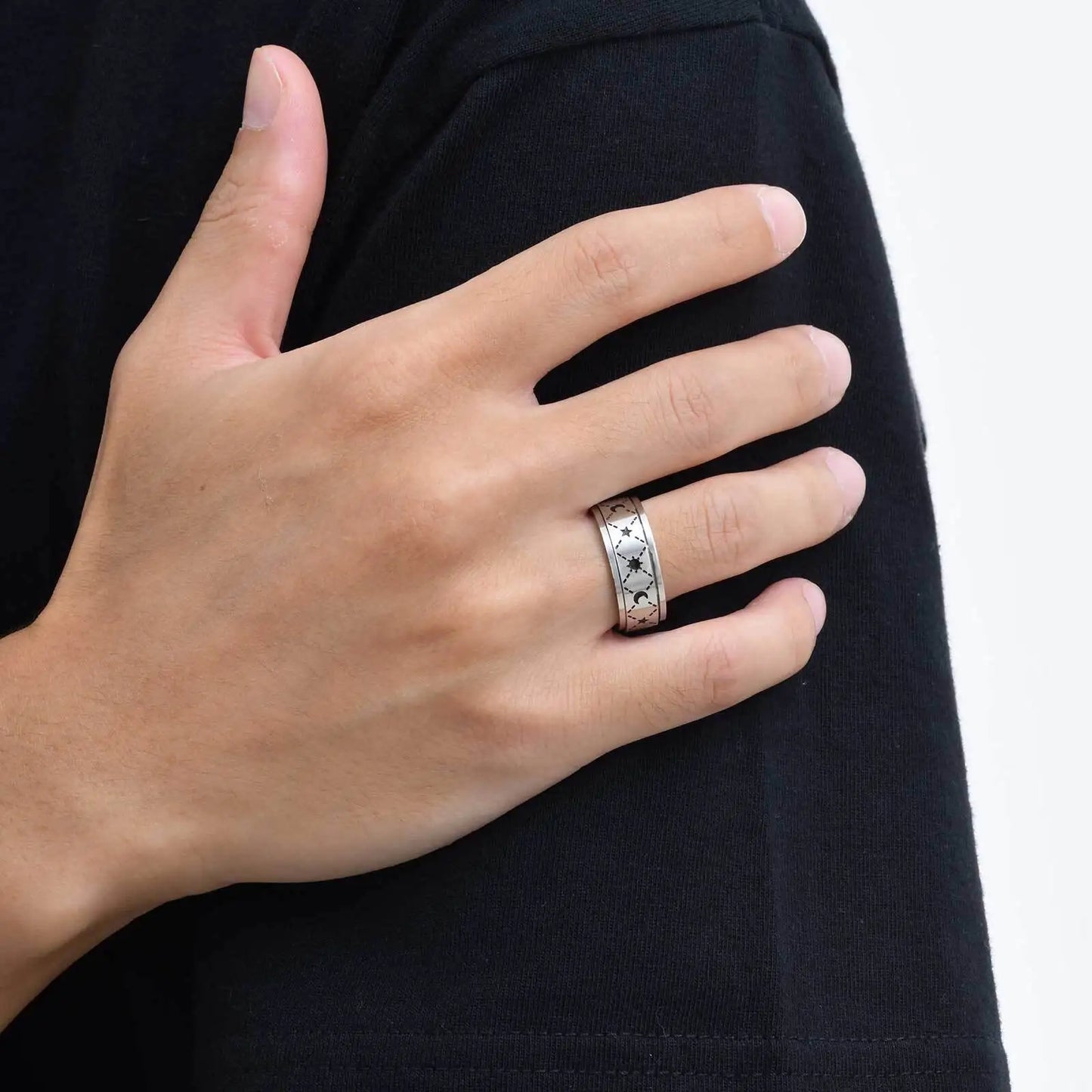 Ein Mann trägt den silberfarbenen Edelstahl-Spinner-Ring in einer seitlichen Ansicht (getragenes Foto).