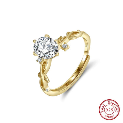 „Filigraner Verlobungsring im Ranken-Design aus 18K vergoldetem 925er Silber, besetzt mit einem funkelnden Moissanit-Diamanten.“