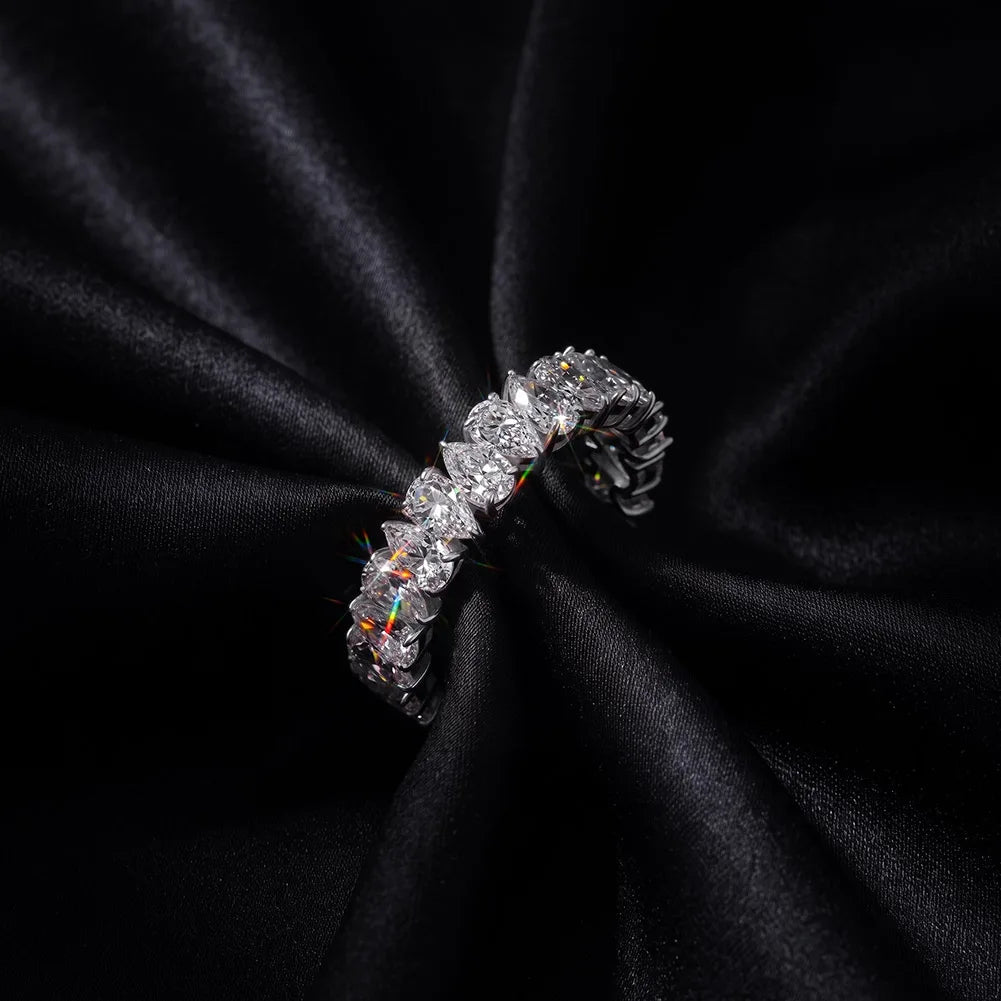 Funkelnder Statement-Ring aus 925 Sterling Silber mit rundum gefassten Tropfen-Zirkoniasteinen edel inszeniert auf schwarzem Stoff