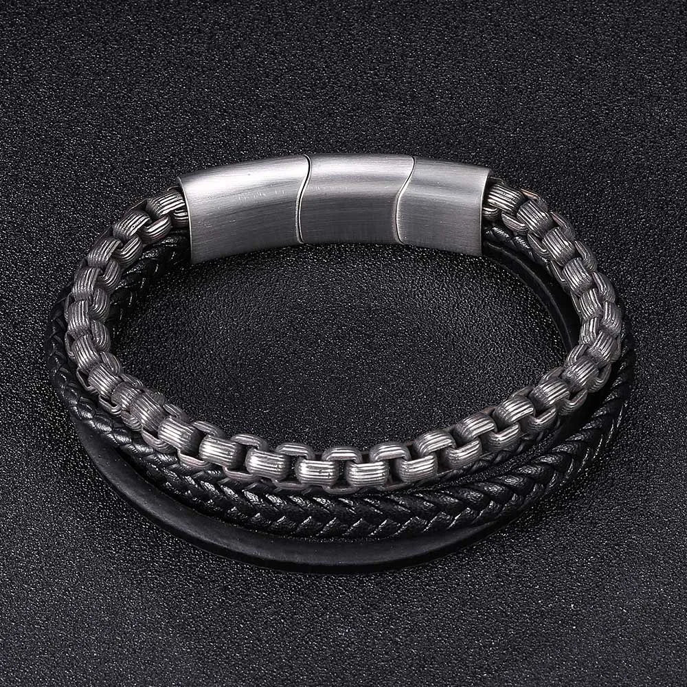 Mehrlagiges Herren-Armband aus schwarzem Mikrofaser-Leder und einer markanten Edelstahl-Kette, geschlossen mit einem matten Edelstahl-Magnetverschluss.