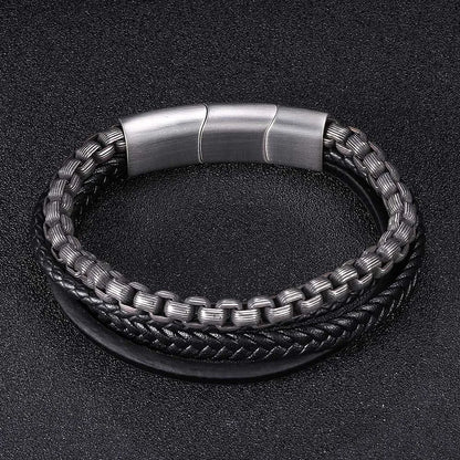 Mehrlagiges Herren-Armband aus schwarzem Mikrofaser-Leder und einer markanten Edelstahl-Kette, geschlossen mit einem matten Edelstahl-Magnetverschluss.