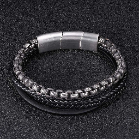 Mehrlagiges Herren-Armband aus schwarzem Mikrofaser-Leder und einer markanten Edelstahl-Kette, geschlossen mit einem matten Edelstahl-Magnetverschluss.