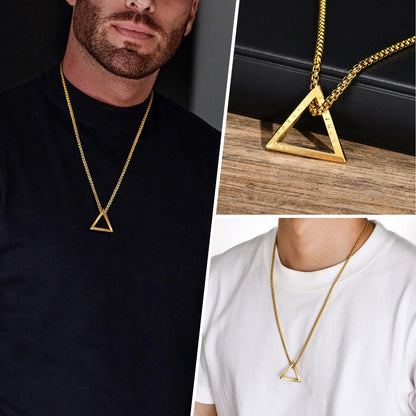 Kollage: Zwei Ansichten einer goldfarbenen Edelstahlkette mit dreieckigem Anhänger – eine Nahaufnahme auf dunklem Hintergrund und eine Ganzansicht getragen über einem weißen T-Shirt