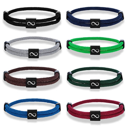 Person trägt das Infinity-Armband aus Edelstahl - perfekt für Paare