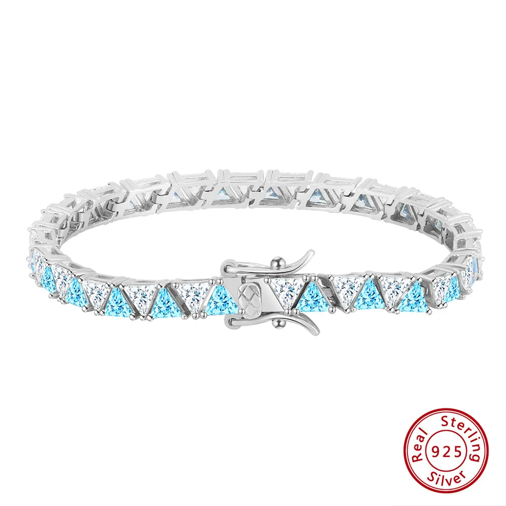 Elegantes Tennisarmband aus 925er Sterling Silber, vollständig besetzt mit hellblauen, quadratischen AAAAA Zirkonia-Steinen, der Verschluss ist links positioniert. Das 'Real 925 Sterling Silver' Echtheitssiegel ist unten rechts sichtbar.