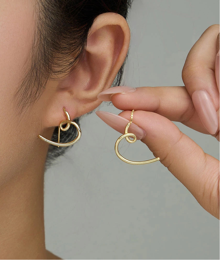 Goldfarbene Ohrringe aus echtem Silber mit 14K Vergoldung am Ohr getragen, minimalistische Hängeohrringe mit modernem Design