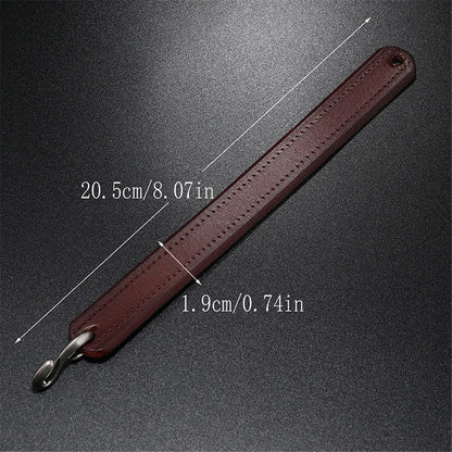Maßgrafik des dunkelbraunen Lederarmbands im flach ausgelegten Zustand: Gesamtlänge ca. 20,5 cm, Breite des Lederriemens ca. 1,9 cm.