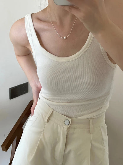 Halskette mit einzelner Perle getragen | kurzer Perlenschmuck für Damen | Goldene Kette mit Perle