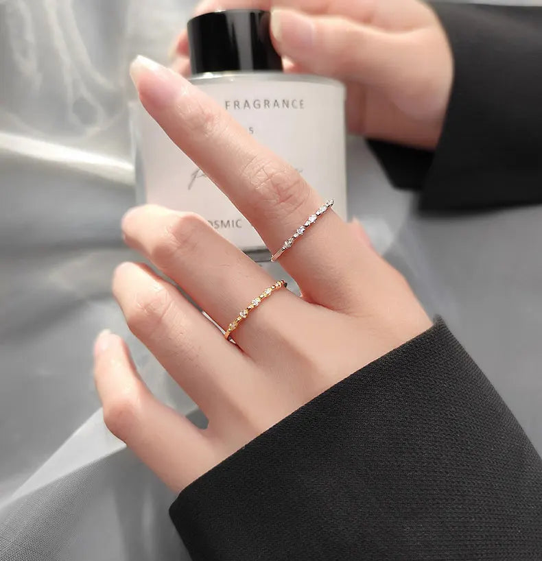 Feine Zirkonia-Ringe im Stacking-Look am Mittel- und Zeigefinger getragen